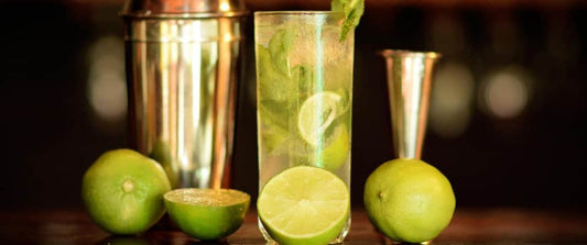 Mojito au CBD frais avec menthe, citron vert et glaçons pour une pause relaxante
