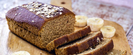 Banana bread au CBD moelleux et gourmand, dessert relaxant avec bananes mûres et beurre infusé au cannabidiol, prêt à déguster.
