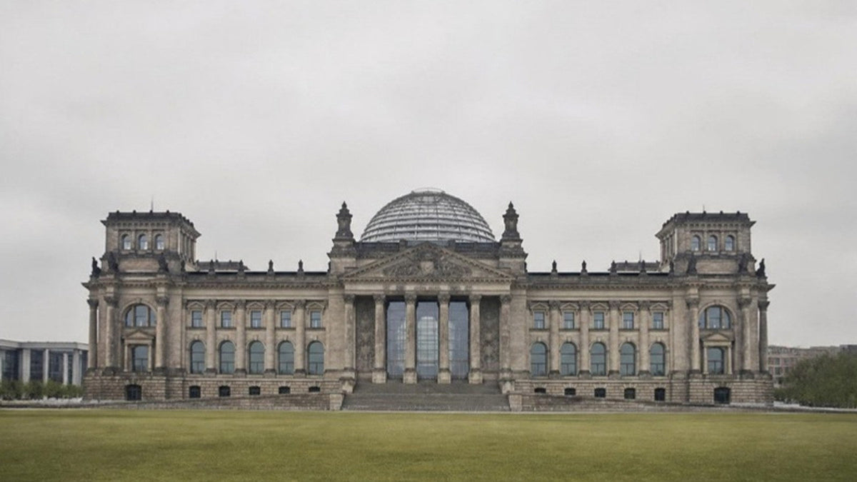 Façade et coupole de verre du Parlement allemand à Berlin sous un ciel couvert, article du Journal Calm&Co