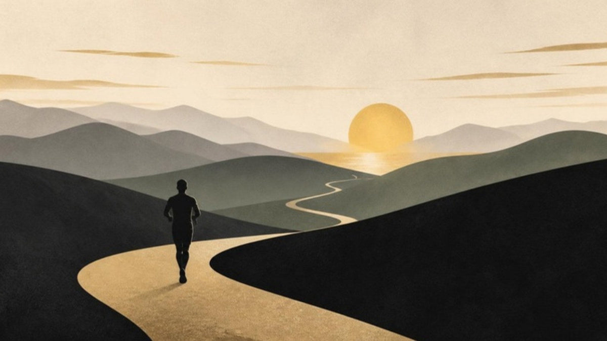 Coureur sur un sentier sinueux entre des collines au lever du soleil, article du Journal Calm&Co Image