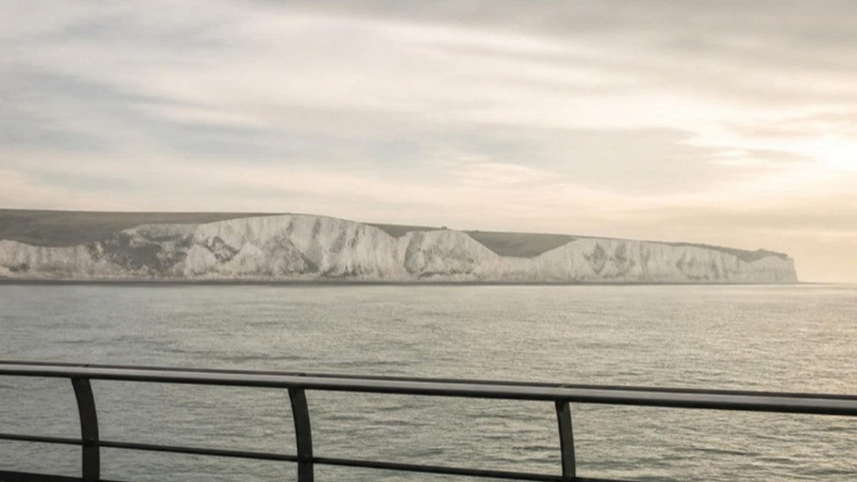 Falaises de craie de la côte anglaise vues depuis le pont d'un ferry, article du Journal Calm&Co