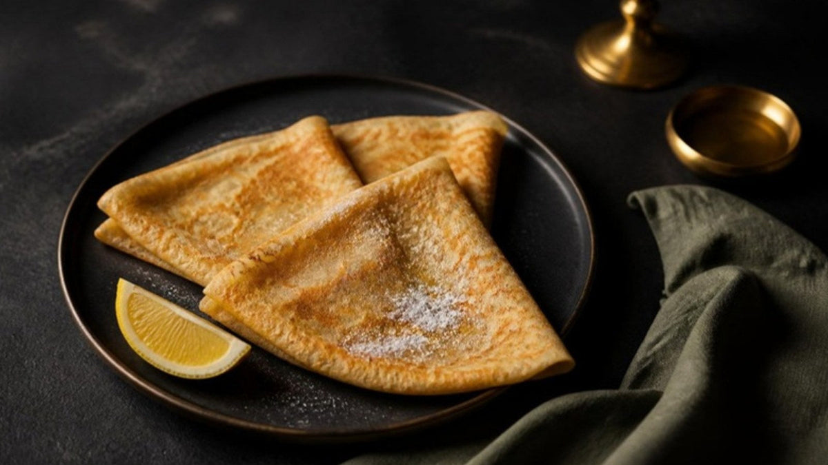 Crêpes pliées en triangle, saupoudrées de sucre, recette du Journal Calm&Co