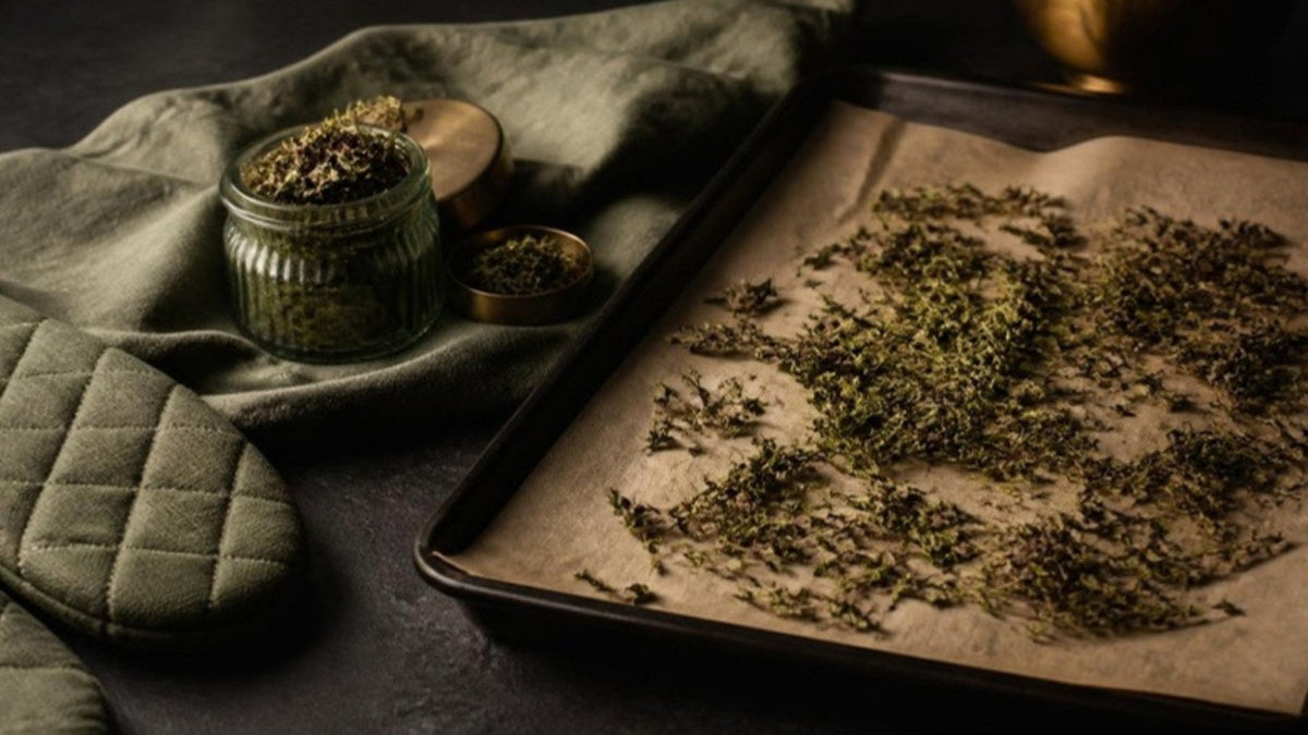 Plaque de four garnie de papier cuisson et d'herbes séchées, recette du Journal Calm&Co