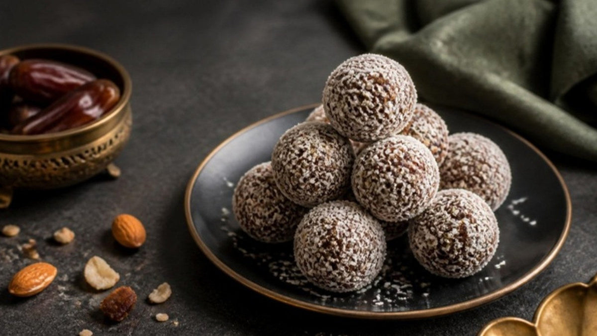 Energy balls aux dattes et aux amandes enrobées de noix de coco, recette du Journal Calm&Co