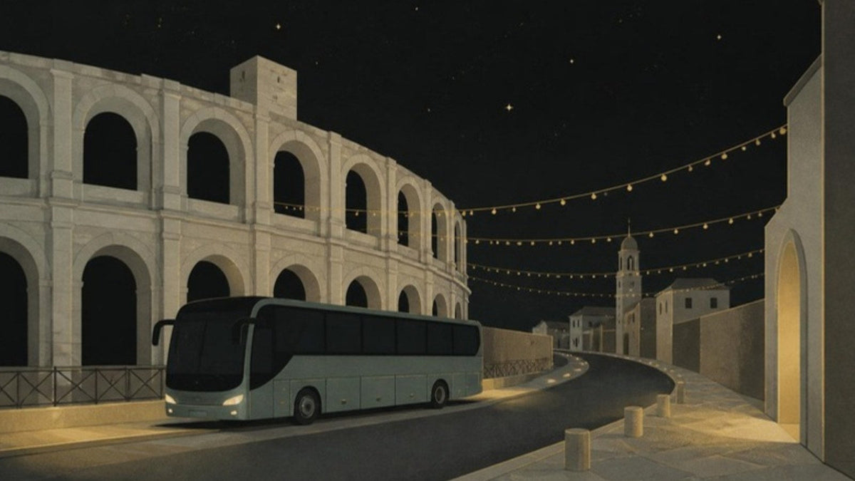 Arènes d'Arles de nuit pendant la feria, navette au premier plan, article du Journal Calm&Co Image