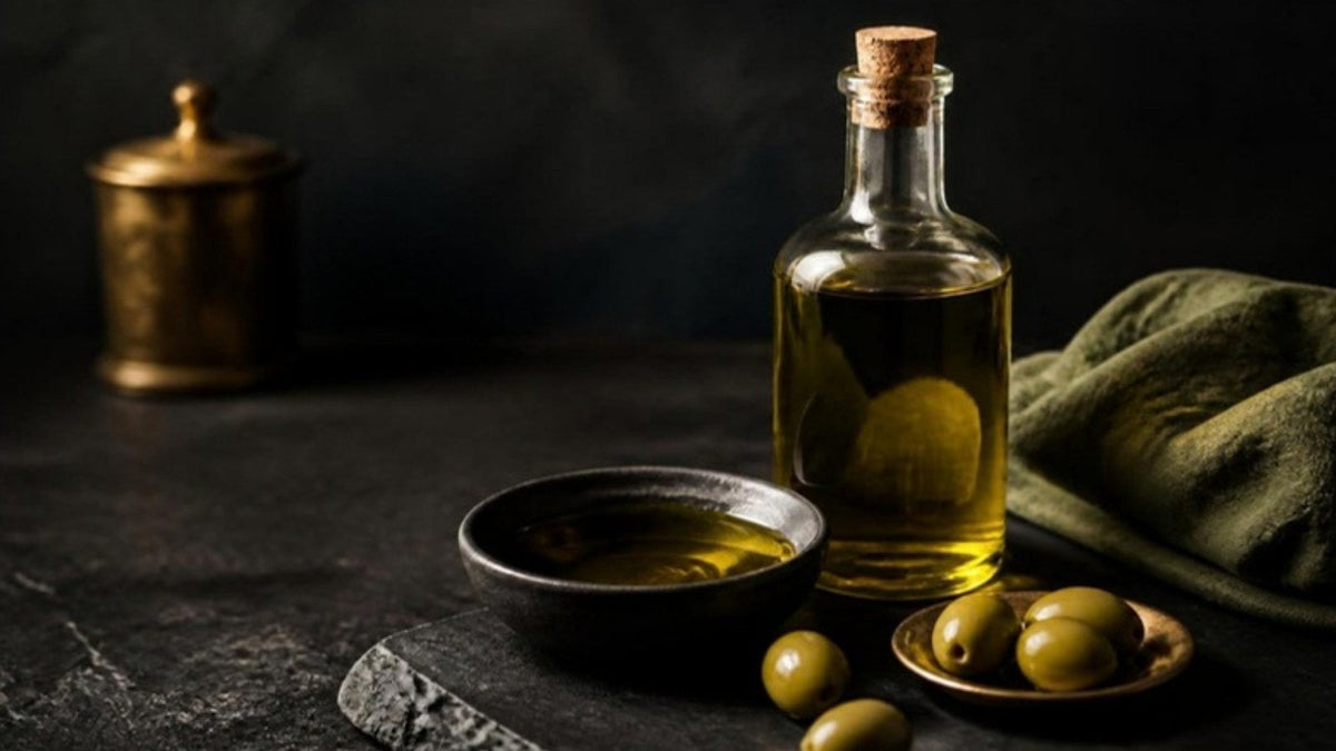 Bouteille d'huile d'olive infusée et coupelle d'huile, recette du Journal Calm&Co