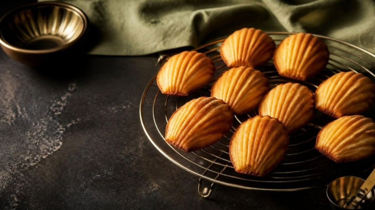 Madeleines dorées sur une grille, recette du Journal Calm&Co Image