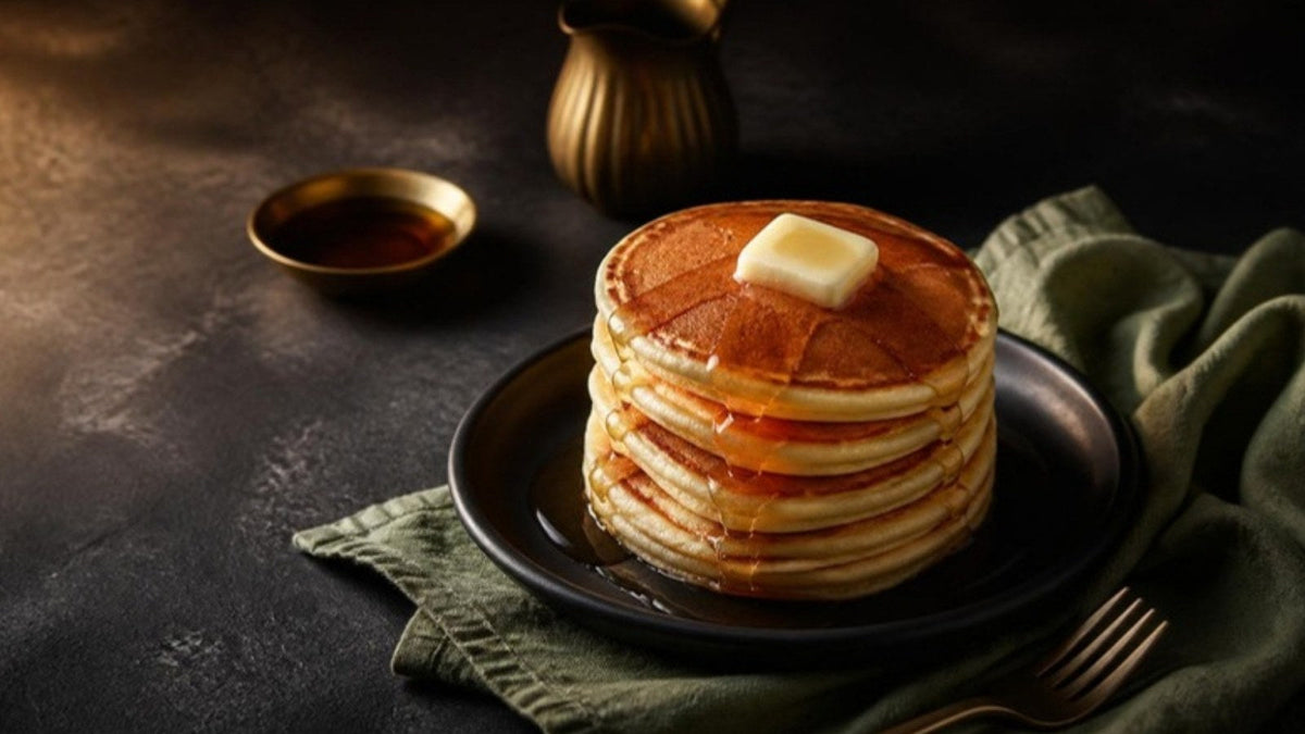 Pile de pancakes moelleux nappés de sirop d'érable, recette du Journal Calm&Co