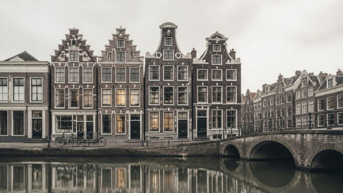 Maisons de canal à pignons se reflétant dans l'eau d'une ville néerlandaise, article du Journal Calm&Co Image